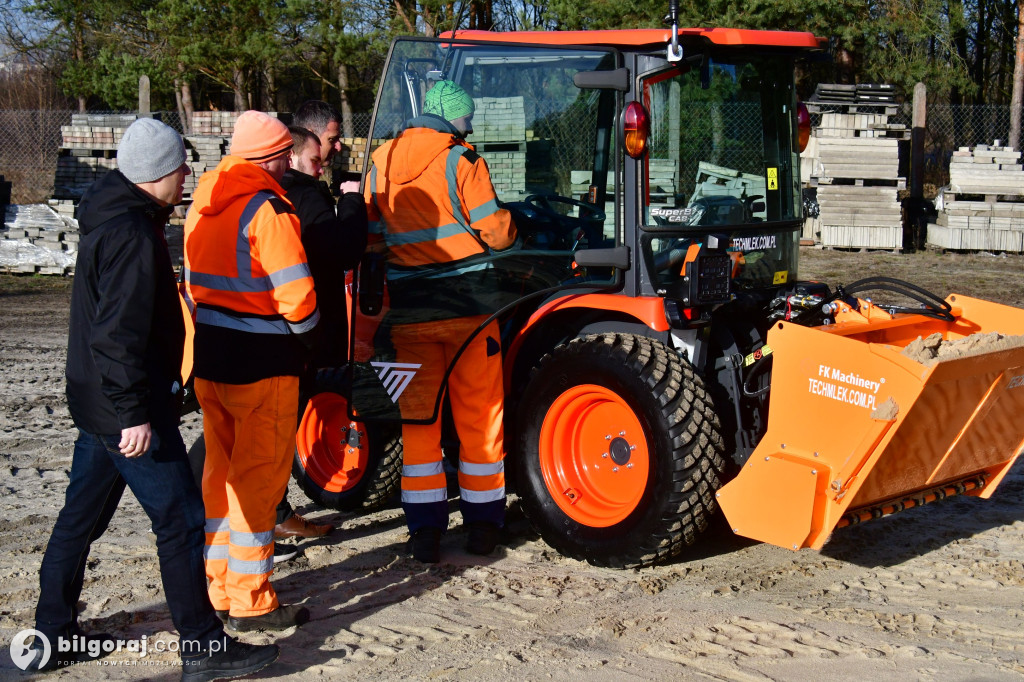 Nowy ciągnik zasilił tabor ZDP w Biłgoraju. Inwestycja powiatu biłgorajskiego...
