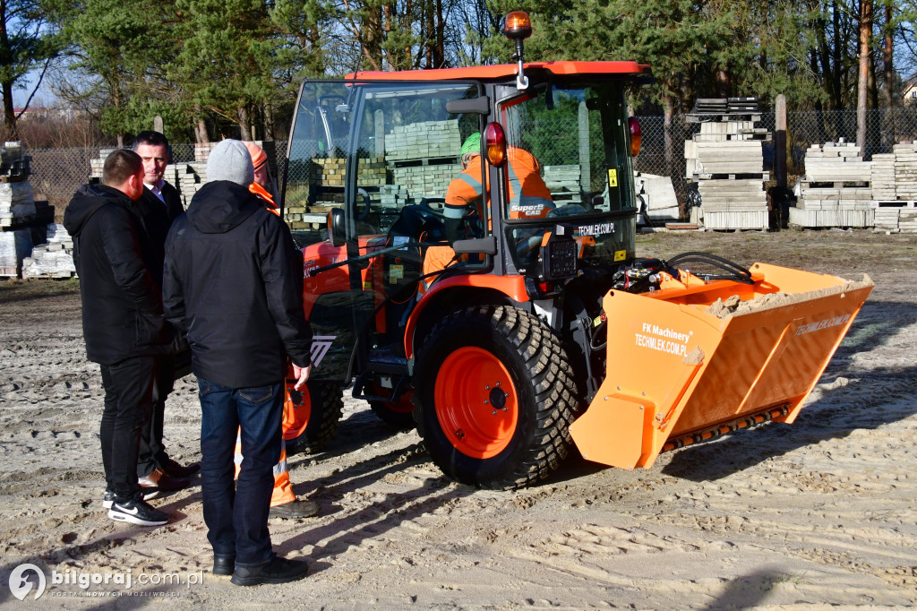 Nowy ciągnik zasilił tabor ZDP w Biłgoraju. Inwestycja powiatu biłgorajskiego...
