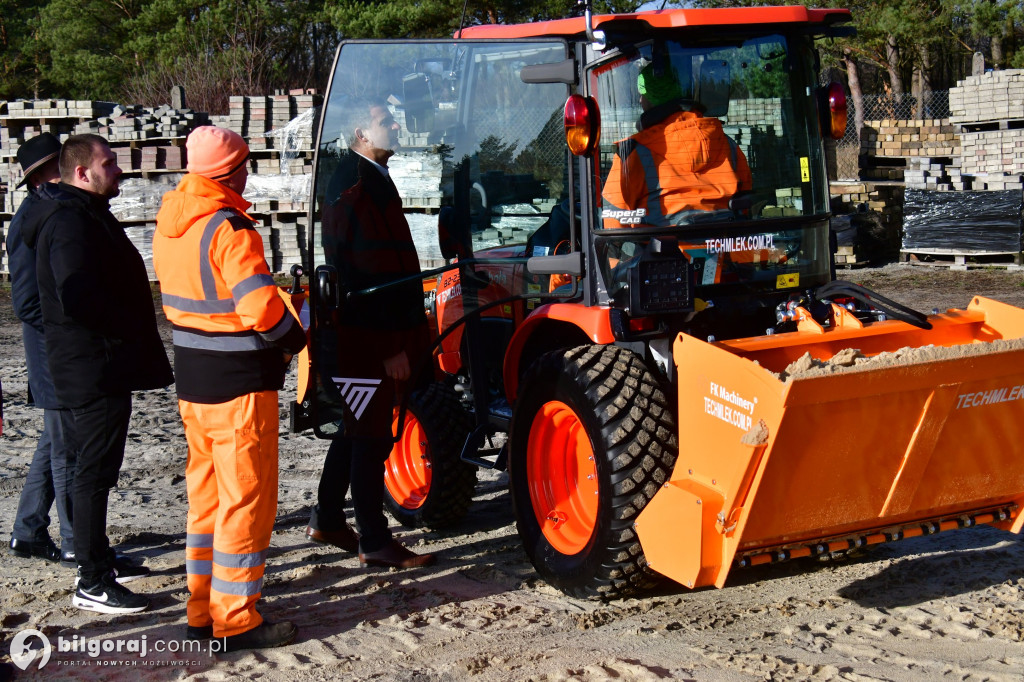 Nowy ciągnik zasilił tabor ZDP w Biłgoraju. Inwestycja powiatu biłgorajskiego...