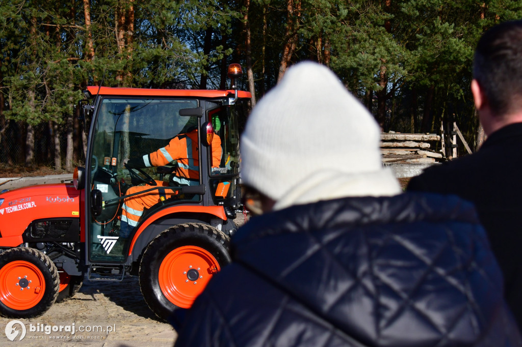 Nowy ciągnik zasilił tabor ZDP w Biłgoraju. Inwestycja powiatu biłgorajskiego...