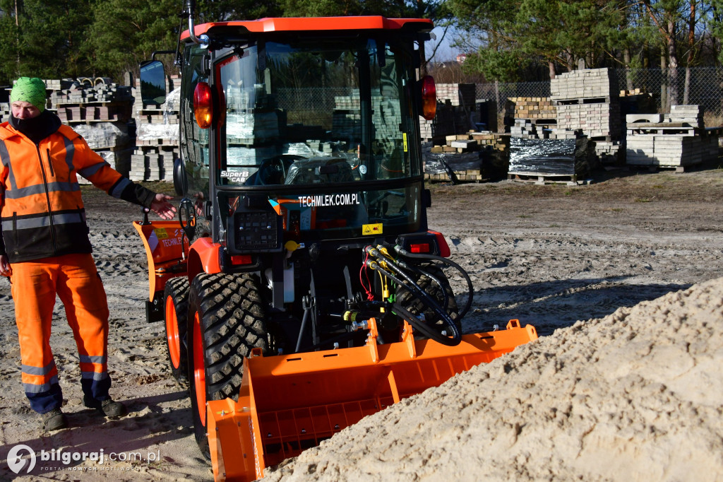 Nowy ciągnik zasilił tabor ZDP w Biłgoraju. Inwestycja powiatu biłgorajskiego...