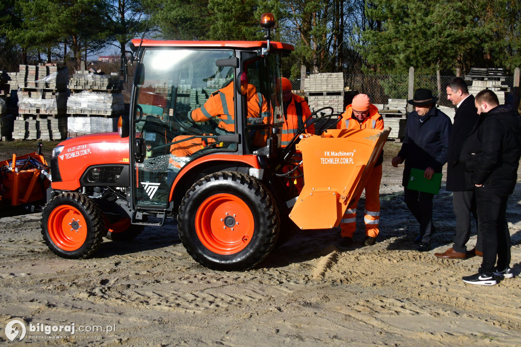 Nowy ciągnik zasilił tabor ZDP w Biłgoraju. Inwestycja powiatu biłgorajskiego...