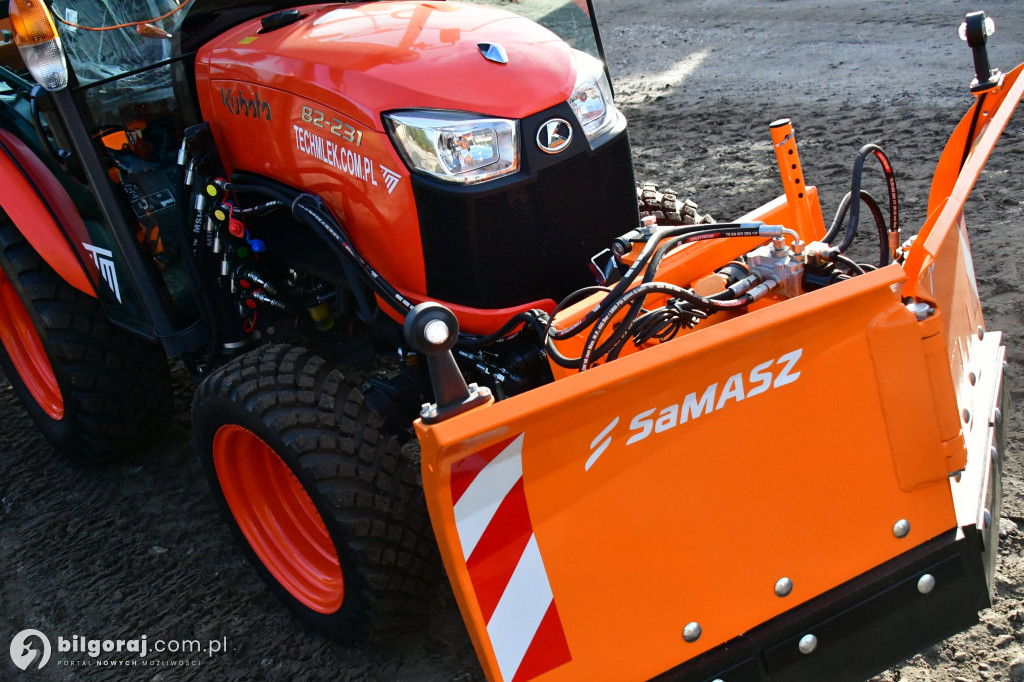 Nowy ciągnik zasilił tabor ZDP w Biłgoraju. Inwestycja powiatu biłgorajskiego...