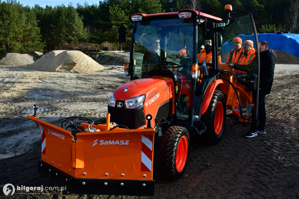 Nowy ciągnik zasilił tabor ZDP w Biłgoraju. Inwestycja powiatu biłgorajskiego...