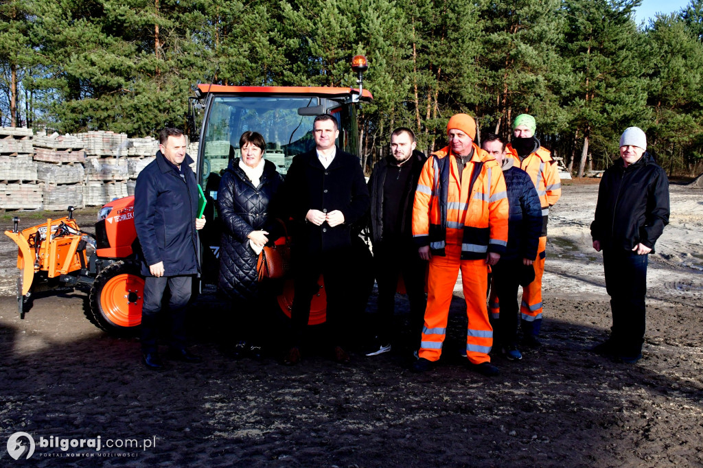 Nowy ciągnik zasilił tabor ZDP w Biłgoraju. Inwestycja powiatu biłgorajskiego...