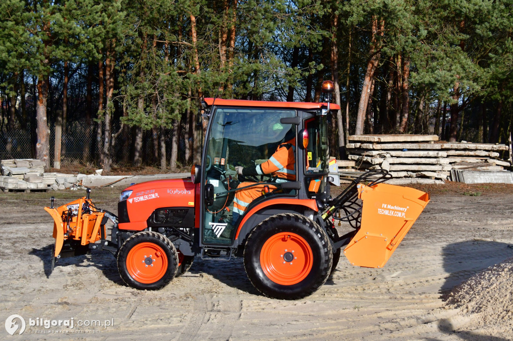 Nowy ciągnik zasilił tabor ZDP w Biłgoraju. Inwestycja powiatu biłgorajskiego...