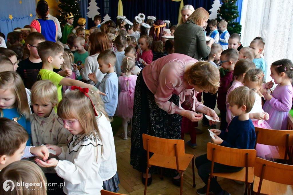 Małe aniołki i pastuszkowie. Jasełka w Samorządowym Przedszkolu Nr 3