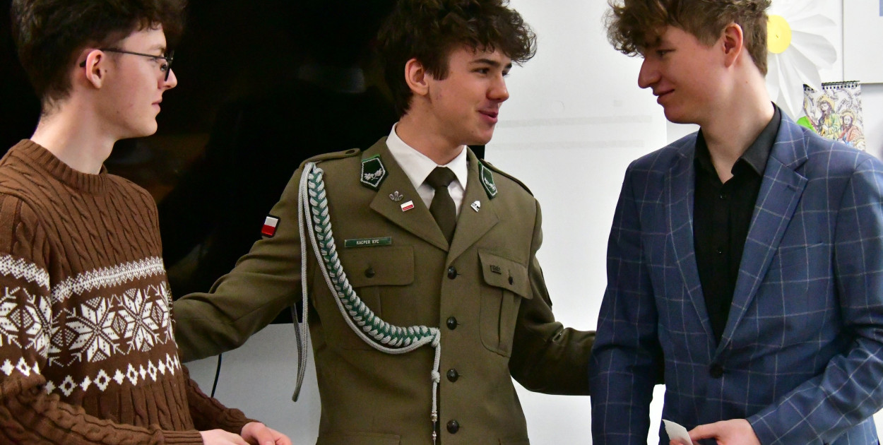 Most pokoleń przy wigilijnym stole. Wyjątkowe spotkanie młodzieży i seniorów w Biłgoraju