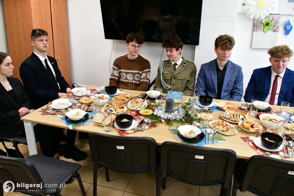 Most pokoleń przy wigilijnym stole. Wyjątkowe spotkanie młodzieży i seniorów w Biłgoraju