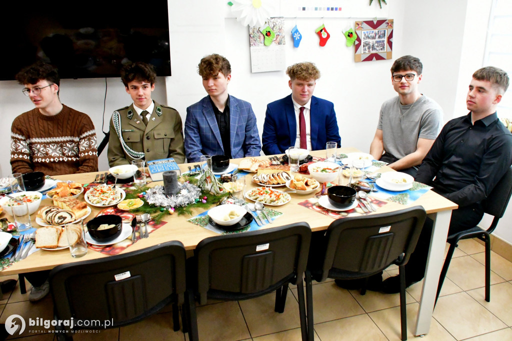 Most pokoleń przy wigilijnym stole. Wyjątkowe spotkanie młodzieży i seniorów w Biłgoraju
