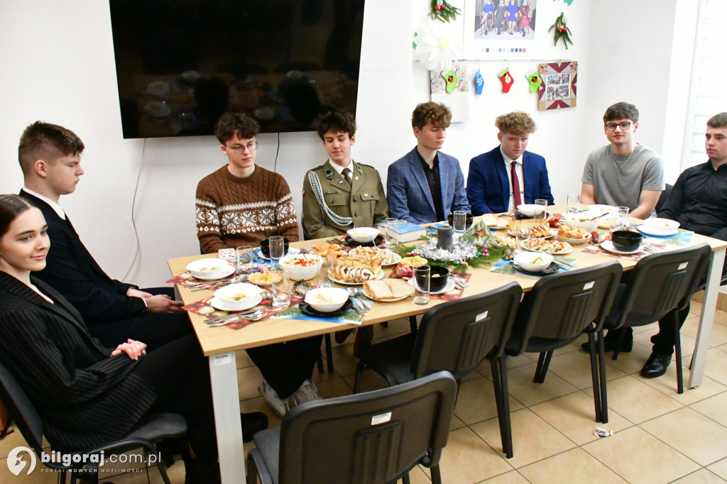 Most pokoleń przy wigilijnym stole. Wyjątkowe spotkanie młodzieży i seniorów w Biłgoraju