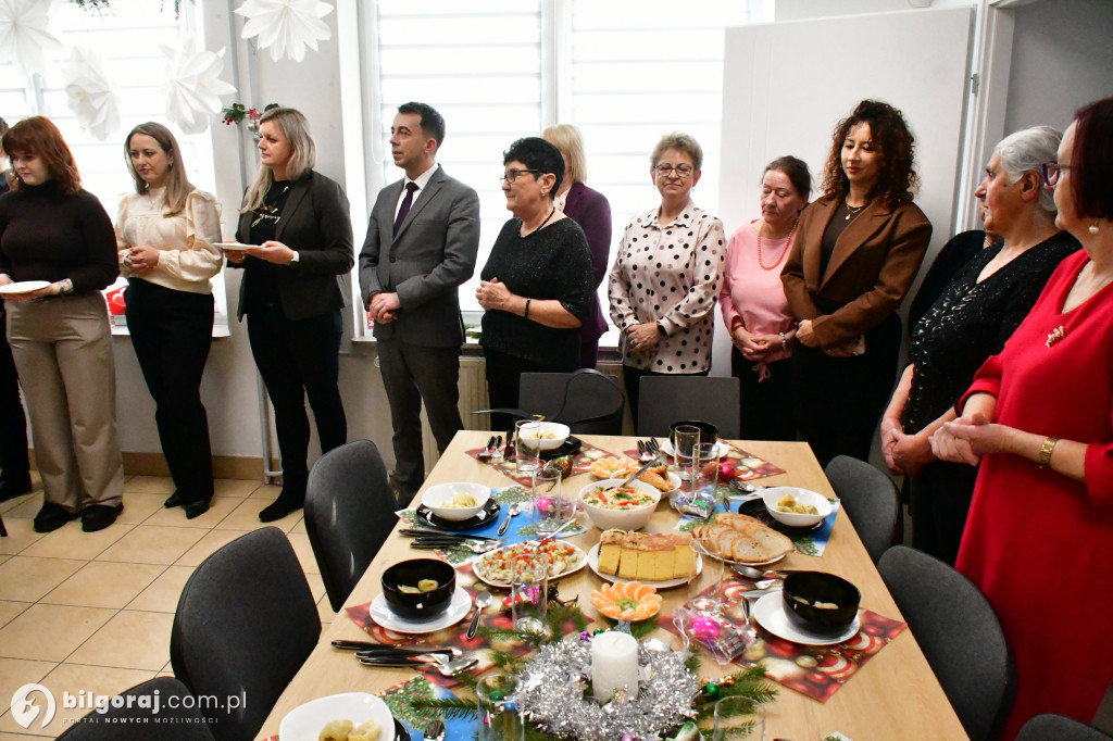 Most pokoleń przy wigilijnym stole. Wyjątkowe spotkanie młodzieży i seniorów w Biłgoraju