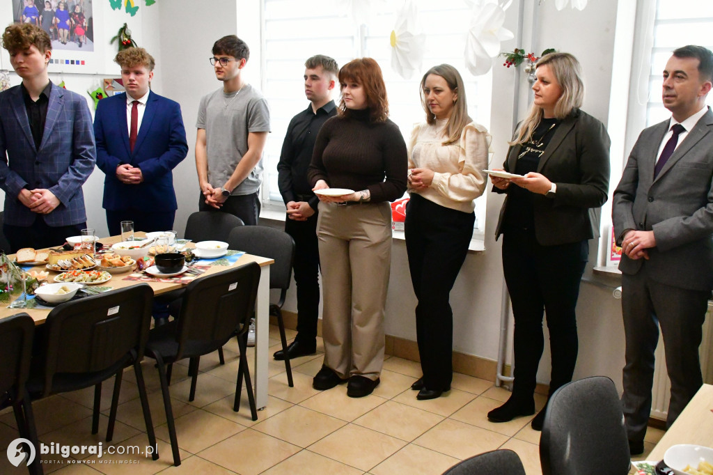 Most pokoleń przy wigilijnym stole. Wyjątkowe spotkanie młodzieży i seniorów w Biłgoraju