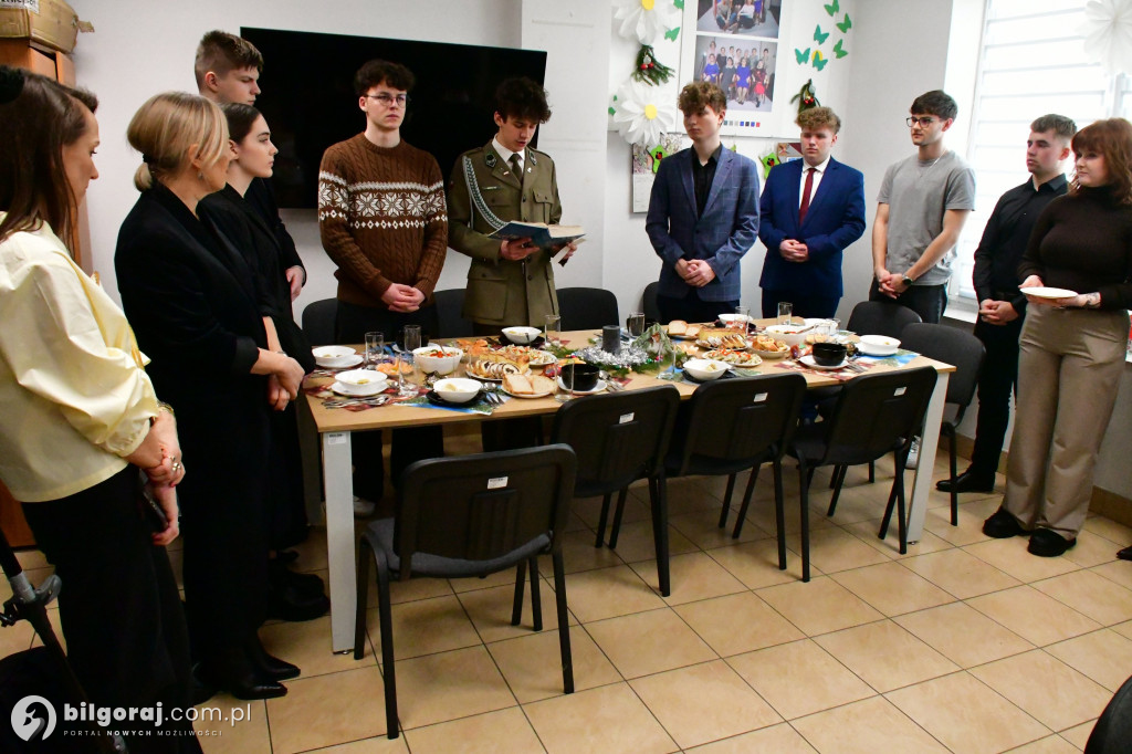 Most pokoleń przy wigilijnym stole. Wyjątkowe spotkanie młodzieży i seniorów w Biłgoraju