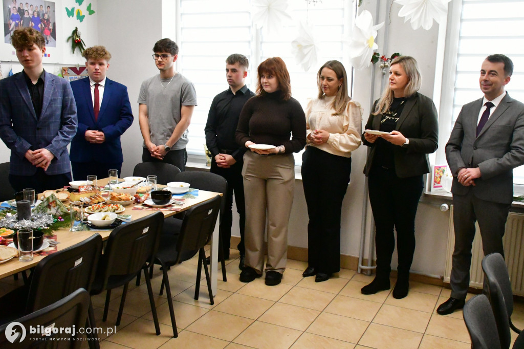 Most pokoleń przy wigilijnym stole. Wyjątkowe spotkanie młodzieży i seniorów w Biłgoraju