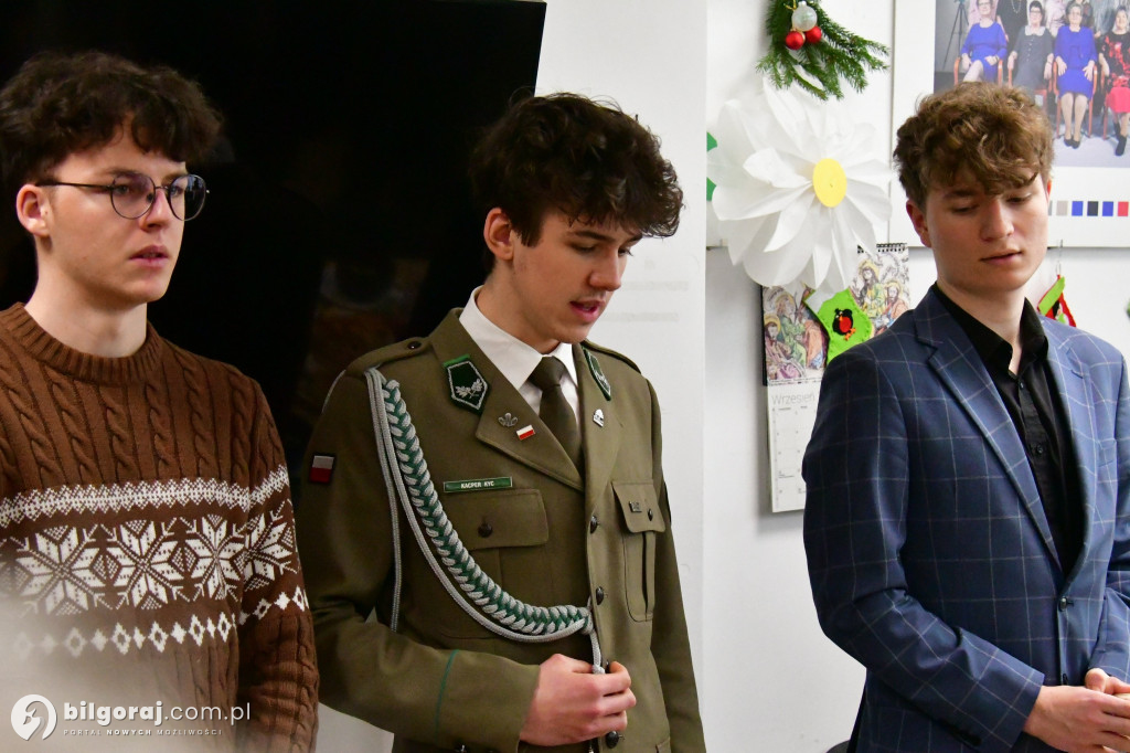 Most pokoleń przy wigilijnym stole. Wyjątkowe spotkanie młodzieży i seniorów w Biłgoraju