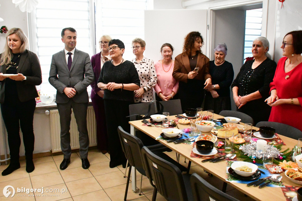 Most pokoleń przy wigilijnym stole. Wyjątkowe spotkanie młodzieży i seniorów w Biłgoraju