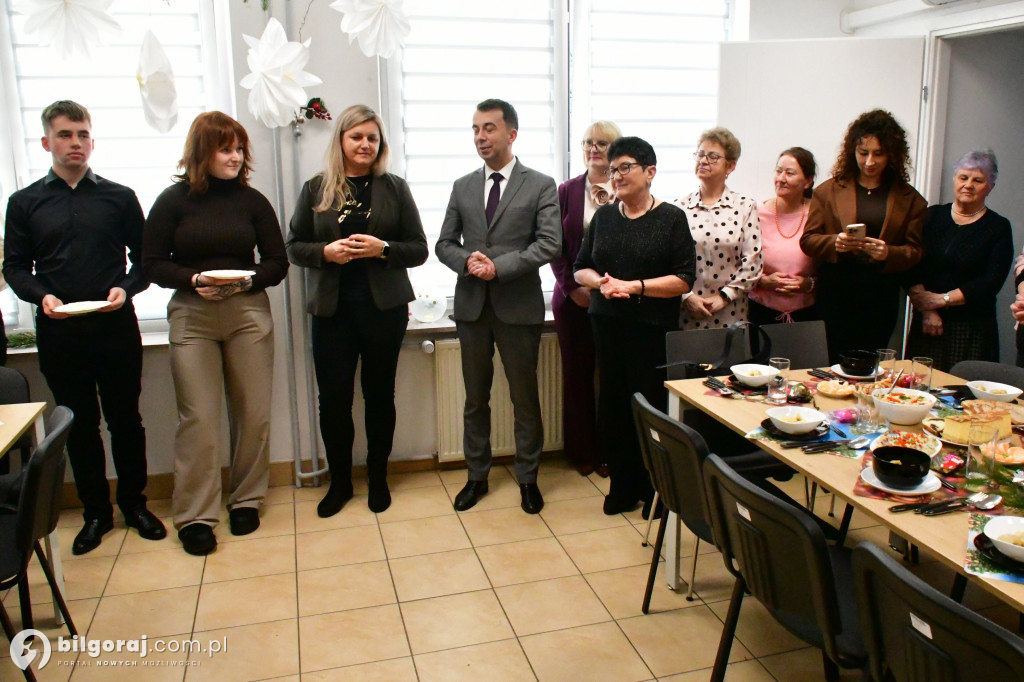 Most pokoleń przy wigilijnym stole. Wyjątkowe spotkanie młodzieży i seniorów w Biłgoraju