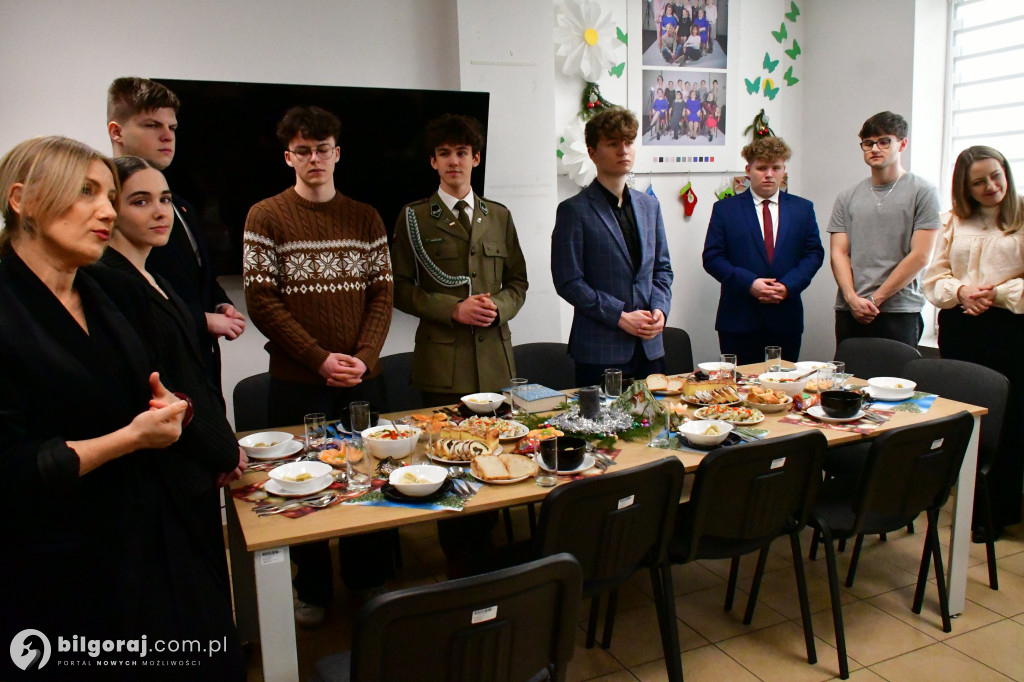 Most pokoleń przy wigilijnym stole. Wyjątkowe spotkanie młodzieży i seniorów w Biłgoraju