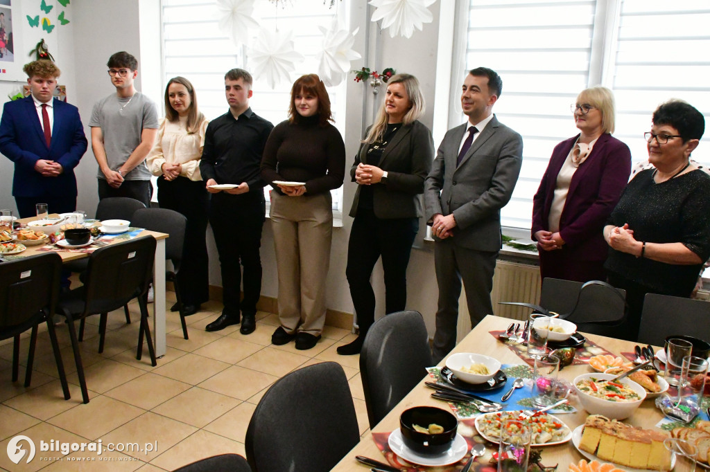 Most pokoleń przy wigilijnym stole. Wyjątkowe spotkanie młodzieży i seniorów w Biłgoraju
