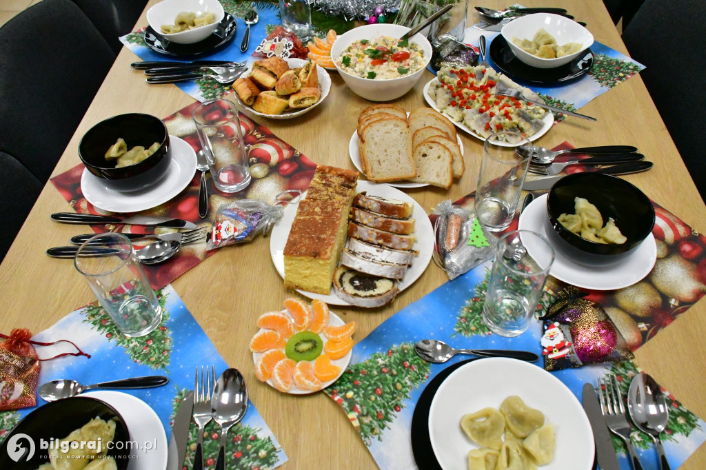 Most pokoleń przy wigilijnym stole. Wyjątkowe spotkanie młodzieży i seniorów w Biłgoraju