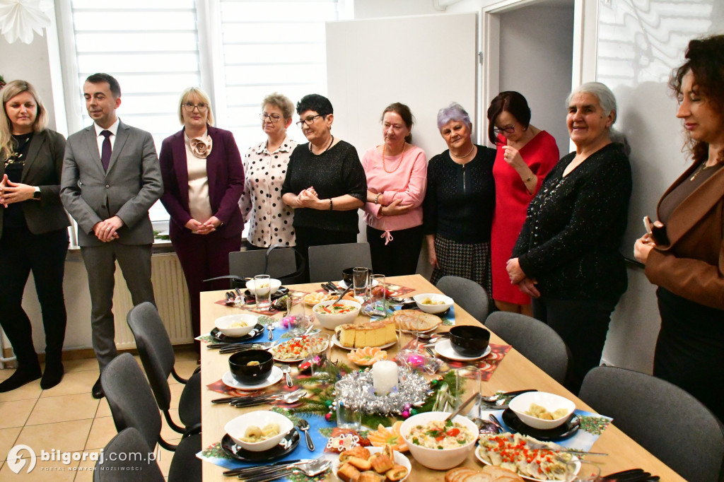 Most pokoleń przy wigilijnym stole. Wyjątkowe spotkanie młodzieży i seniorów w Biłgoraju