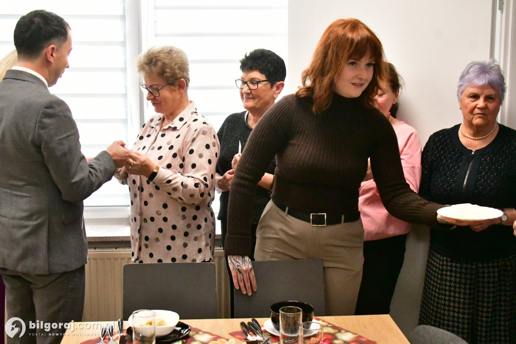 Most pokoleń przy wigilijnym stole. Wyjątkowe spotkanie młodzieży i seniorów w Biłgoraju