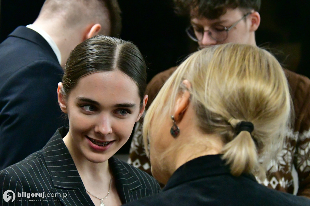 Most pokoleń przy wigilijnym stole. Wyjątkowe spotkanie młodzieży i seniorów w Biłgoraju