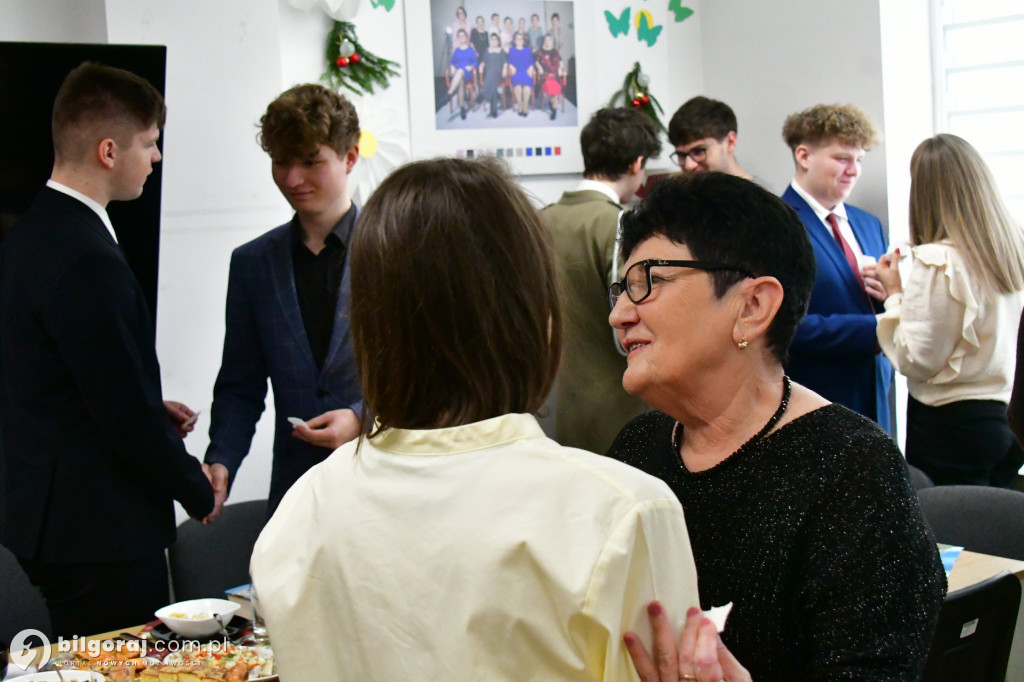 Most pokoleń przy wigilijnym stole. Wyjątkowe spotkanie młodzieży i seniorów w Biłgoraju