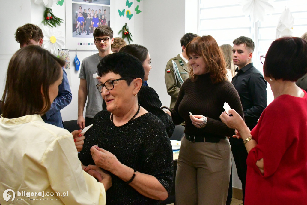 Most pokoleń przy wigilijnym stole. Wyjątkowe spotkanie młodzieży i seniorów w Biłgoraju