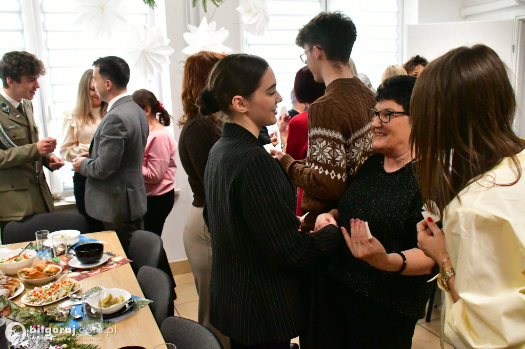 Most pokoleń przy wigilijnym stole. Wyjątkowe spotkanie młodzieży i seniorów w Biłgoraju
