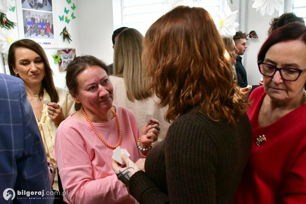 Most pokoleń przy wigilijnym stole. Wyjątkowe spotkanie młodzieży i seniorów w Biłgoraju