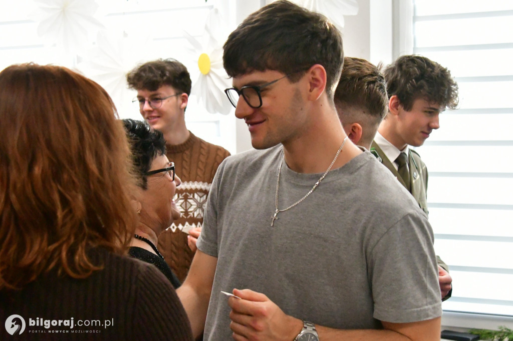 Most pokoleń przy wigilijnym stole. Wyjątkowe spotkanie młodzieży i seniorów w Biłgoraju