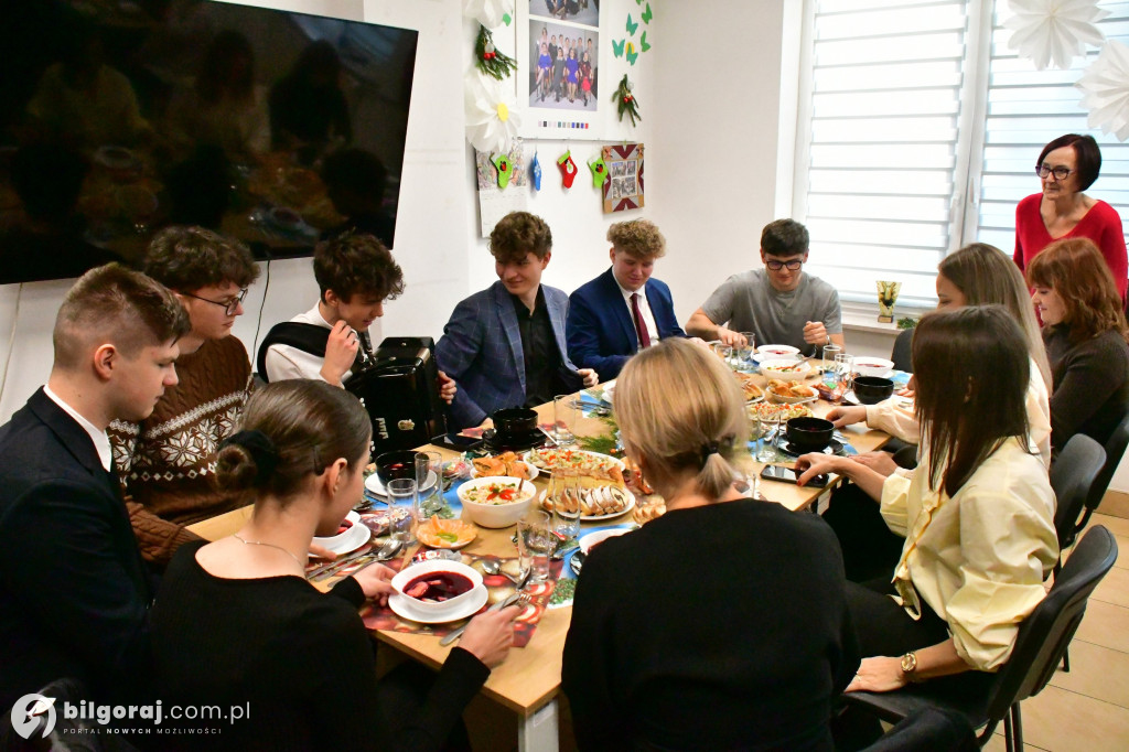 Most pokoleń przy wigilijnym stole. Wyjątkowe spotkanie młodzieży i seniorów w Biłgoraju