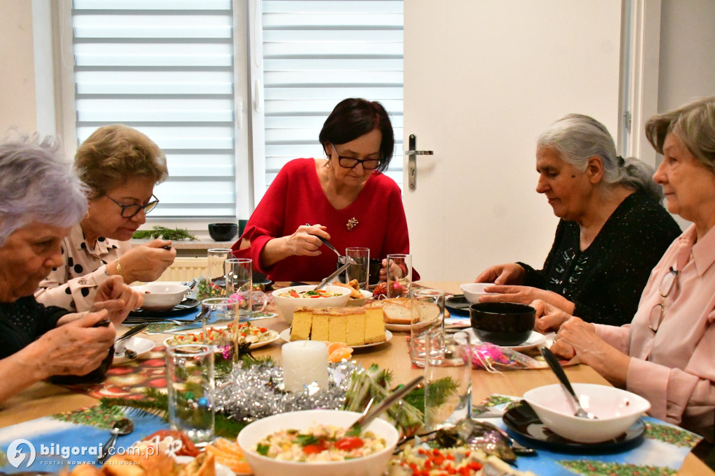 Most pokoleń przy wigilijnym stole. Wyjątkowe spotkanie młodzieży i seniorów w Biłgoraju