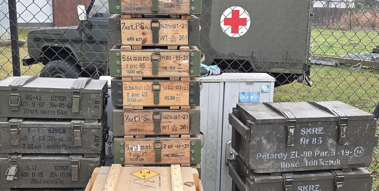 Militarna okazja w centrum Biłgoraja. Skrzynie wojskowe nowym hitem kiermaszu?