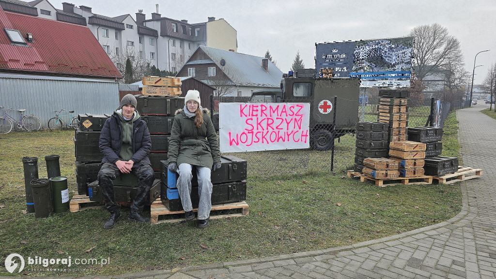 Militarna okazja w centrum Biłgoraja. Skrzynie wojskowe nowym hitem kiermaszu?