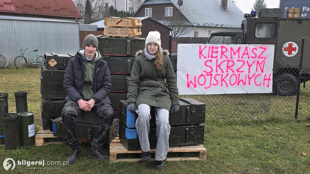 Militarna okazja w centrum Biłgoraja. Skrzynie wojskowe nowym hitem kiermaszu?