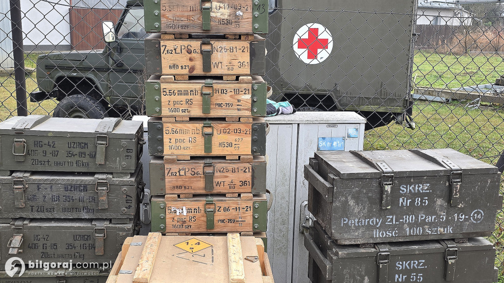 Militarna okazja w centrum Biłgoraja. Skrzynie wojskowe nowym hitem kiermaszu?