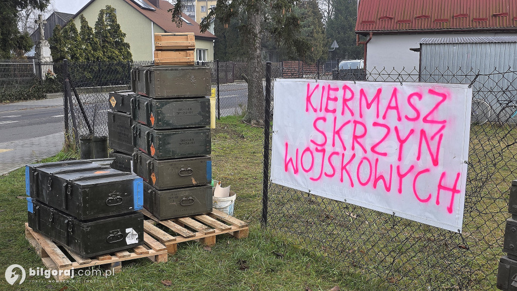 Militarna okazja w centrum Biłgoraja. Skrzynie wojskowe nowym hitem kiermaszu?
