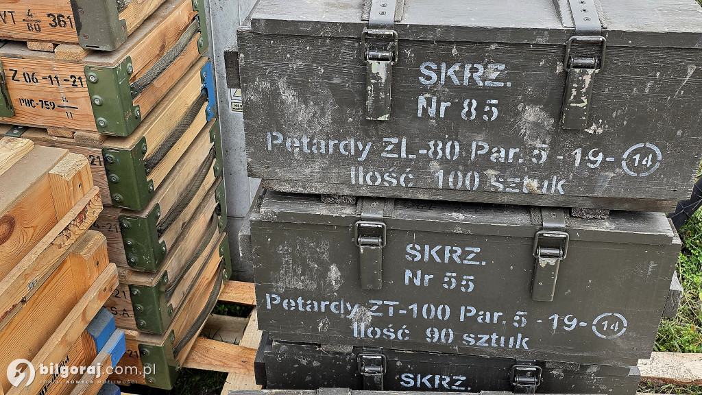 Militarna okazja w centrum Biłgoraja. Skrzynie wojskowe nowym hitem kiermaszu?