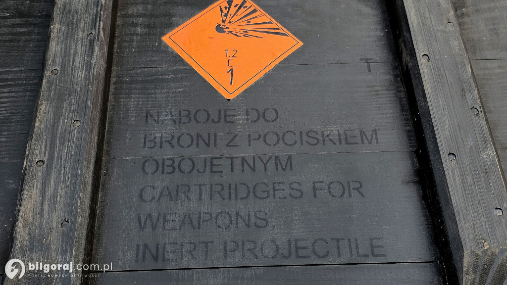 Militarna okazja w centrum Biłgoraja. Skrzynie wojskowe nowym hitem kiermaszu?