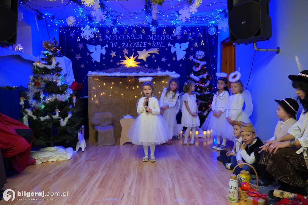 Wspólne kolędowanie w Domku Przedszkolaka. Jasełka z udziałem rodzin