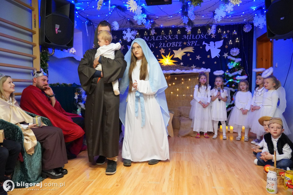 Wspólne kolędowanie w Domku Przedszkolaka. Jasełka z udziałem rodzin