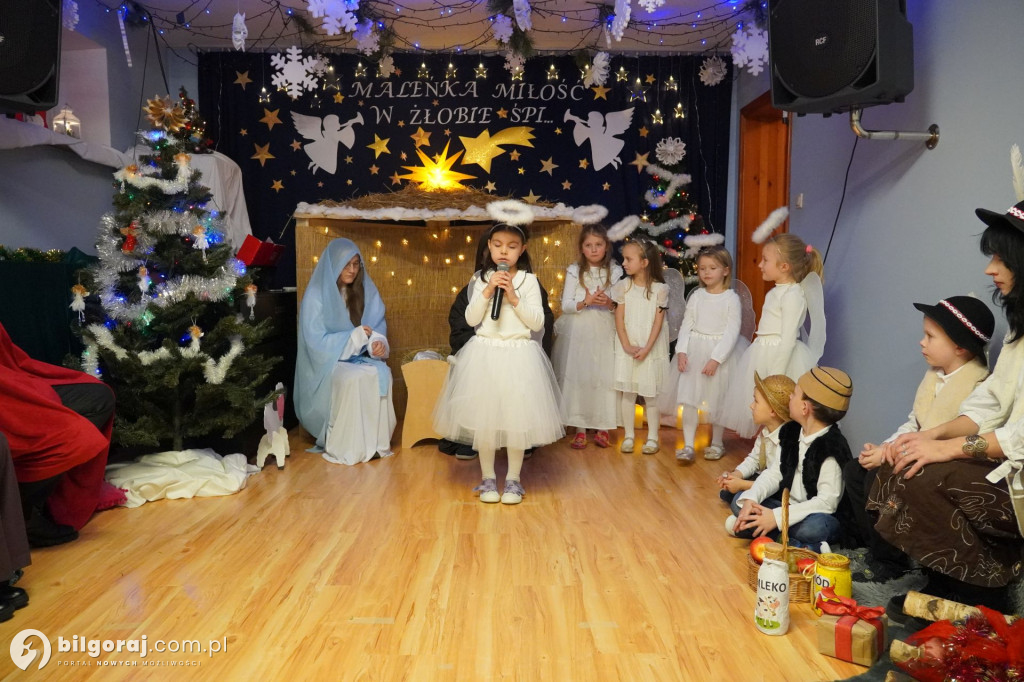Wspólne kolędowanie w Domku Przedszkolaka. Jasełka z udziałem rodzin