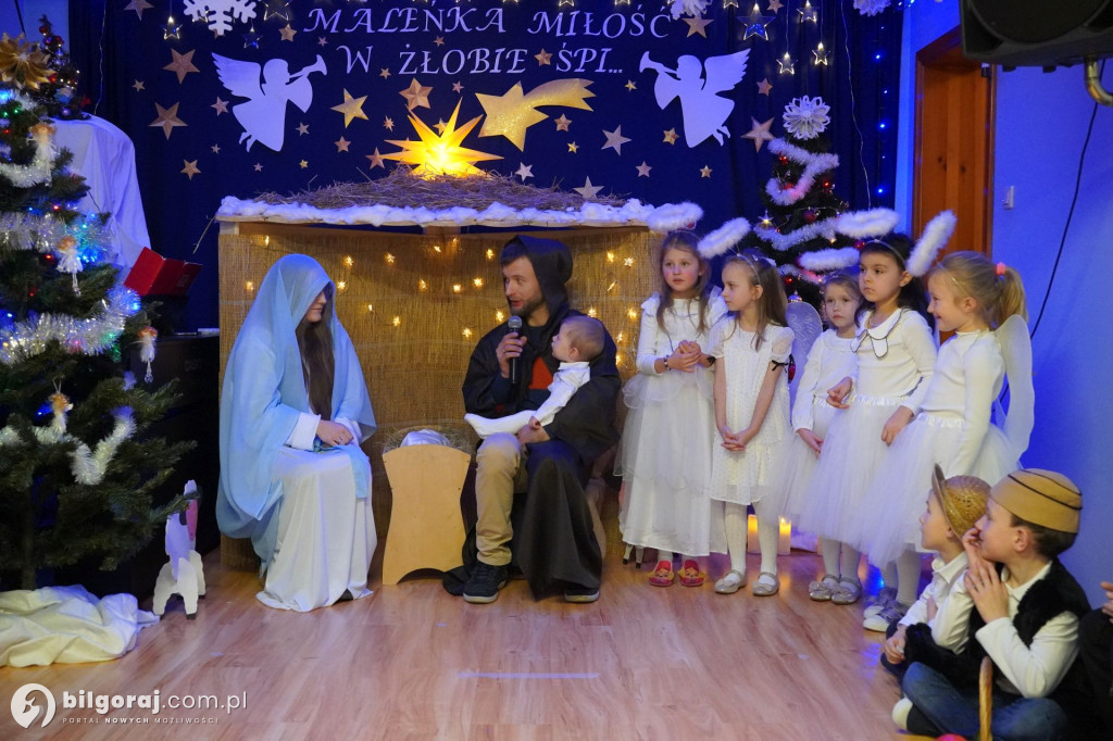 Wspólne kolędowanie w Domku Przedszkolaka. Jasełka z udziałem rodzin