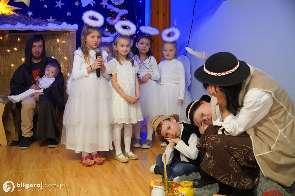 Wspólne kolędowanie w Domku Przedszkolaka. Jasełka z udziałem rodzin