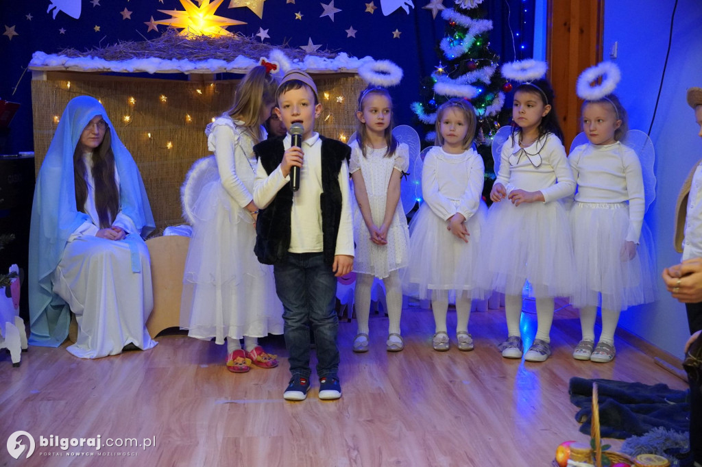 Wspólne kolędowanie w Domku Przedszkolaka. Jasełka z udziałem rodzin