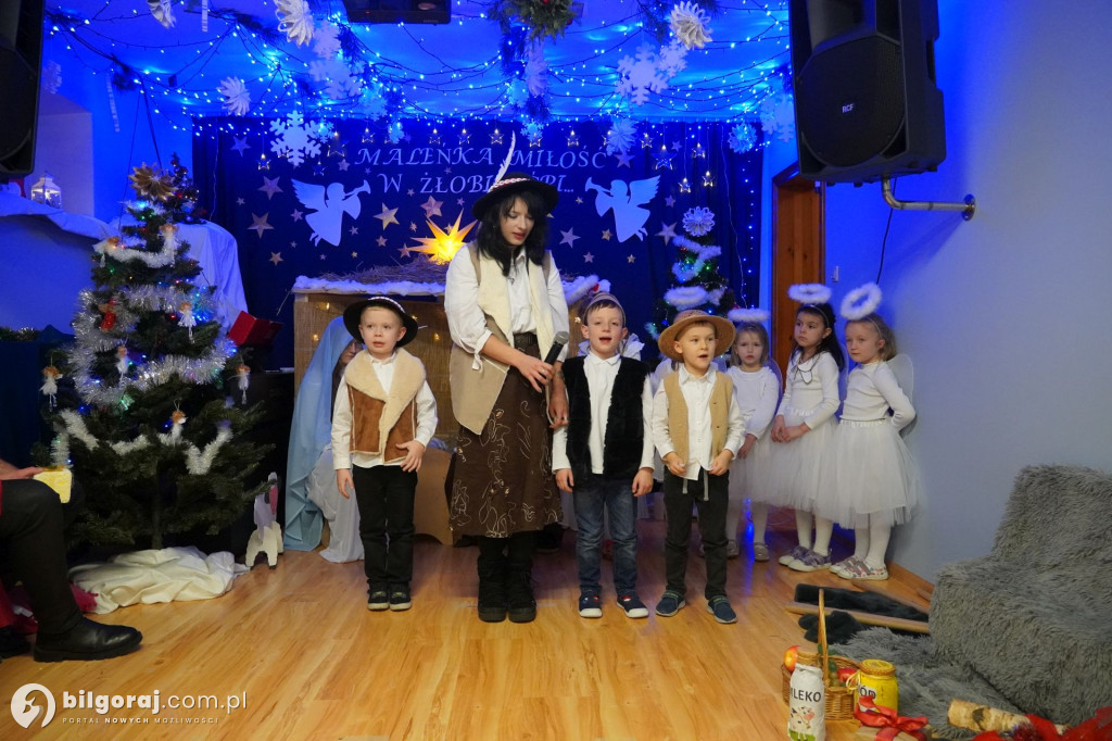 Wspólne kolędowanie w Domku Przedszkolaka. Jasełka z udziałem rodzin
