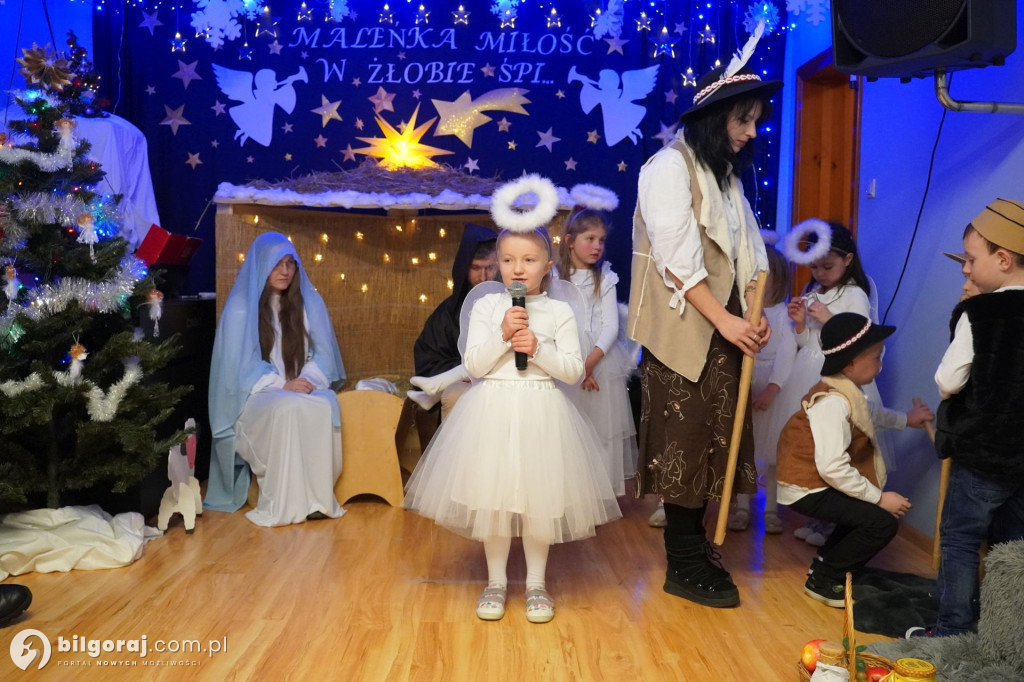 Wspólne kolędowanie w Domku Przedszkolaka. Jasełka z udziałem rodzin
